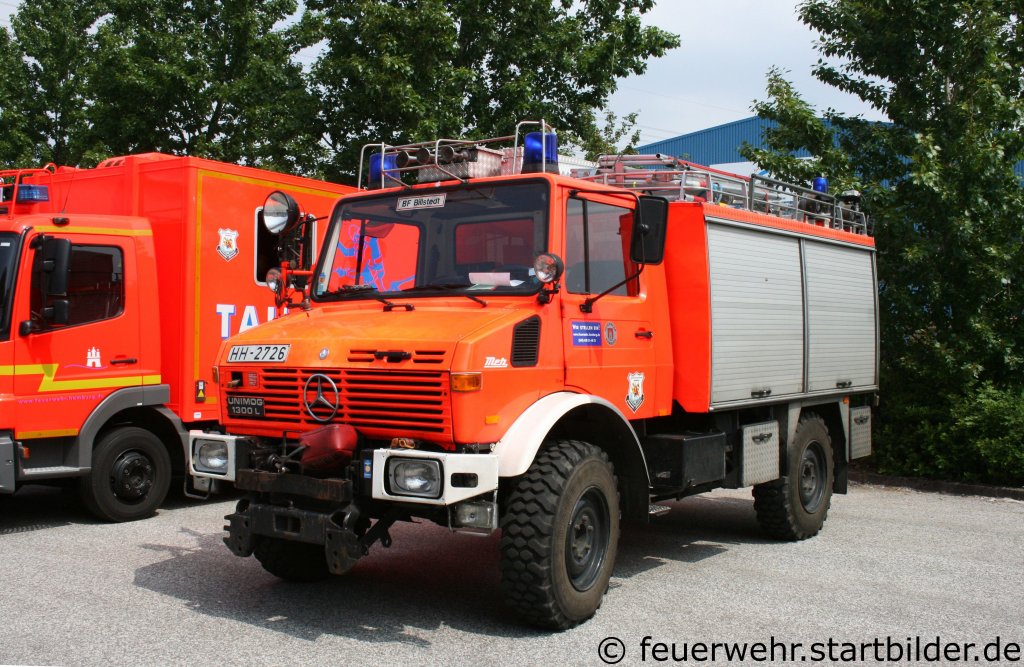 RW 1 (HH 2627) mit Metz Aufbau auf MB Unimog 1300L.
Aufgenommen beim Tag der offenen Tr der Feuerwehrschule Hamburg am 21.5.2011
Dieses Fahrzeug steht auf der Bf Feuerwache Billstedt.