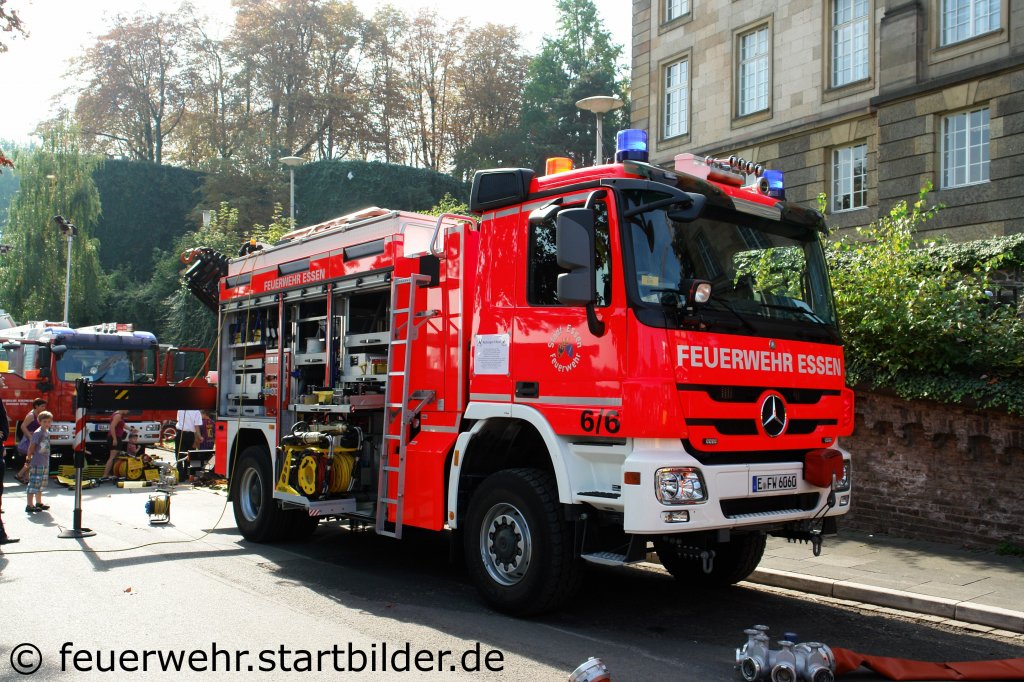 RW-2 von der Feuerwehr Essen.
Das Fahrzeug hat einen Heckladekran.
Stationiert ist der RW auf der Wache 1 in Essen.
Aufgenommen beim NRW Tag 2011 in Bonn.
