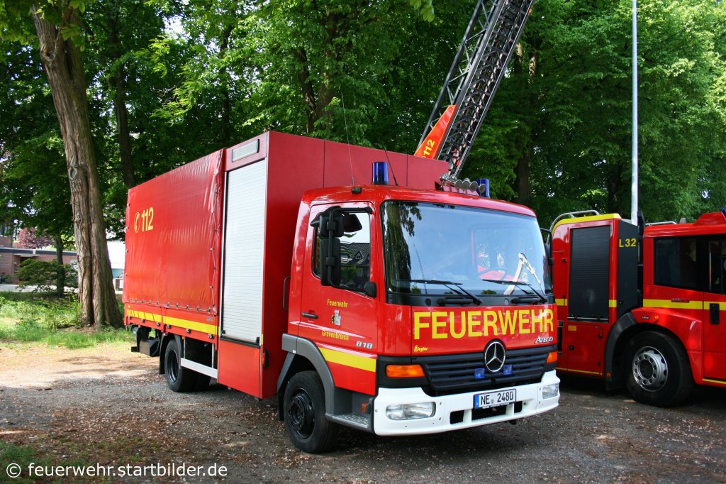 SW 2000 (NE 2480) auf MB Atego der Feuerwehr Grevenbroich.
Aufgenommen in Grevenbroich am 30.4.2011.