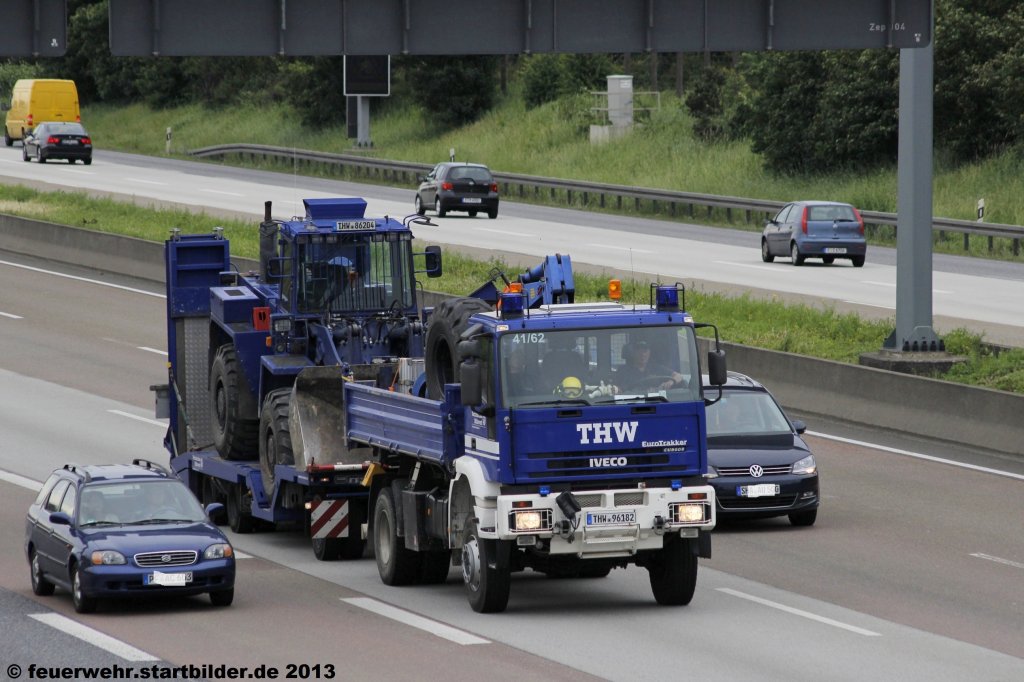 THW 96182 (41/62) mit Bagger (THW 86204) unterwegs auf der A5 hhe Frankfurt Flughafen.