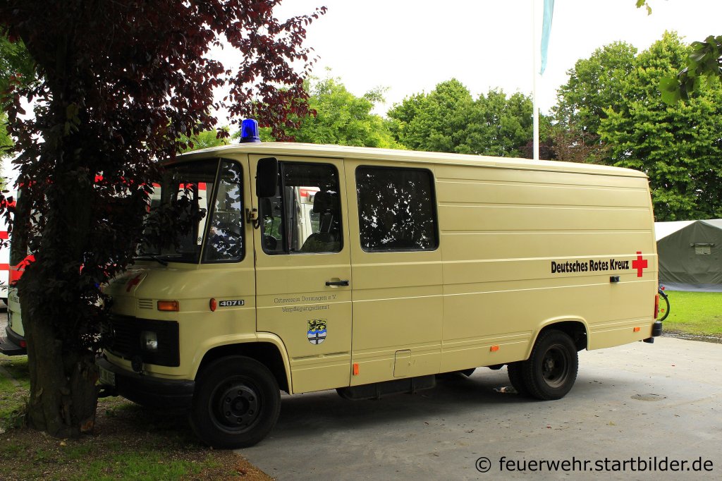 Transportfahrzeug (ME RK 6595) des DRK Dormagen.
Aufgenommen bei einer Kirmes in Dormagen.