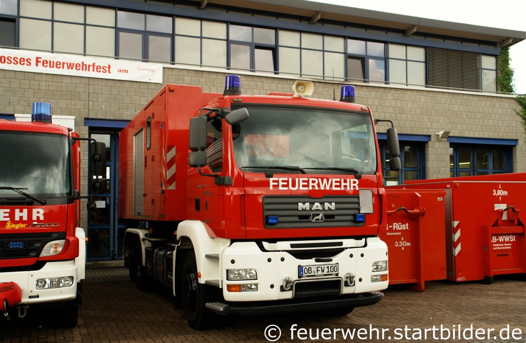 WLF (2/65/1) mit Meiller Aufbau.
Das Fahrzeug steht auf der Wache 2 in Oberhausen.
Aufgenommen am 18.9.2011 beim Tdo der FF Oberhausen Sterkrade.