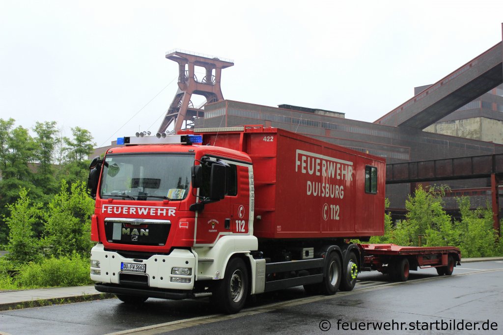 WLF (DU FW 3662) der Feuerwehr Duisburg.
Am 3.6.2012 konnte ich dieses Gespann vor der Zeche Zollverein in Essen aufnehmen.