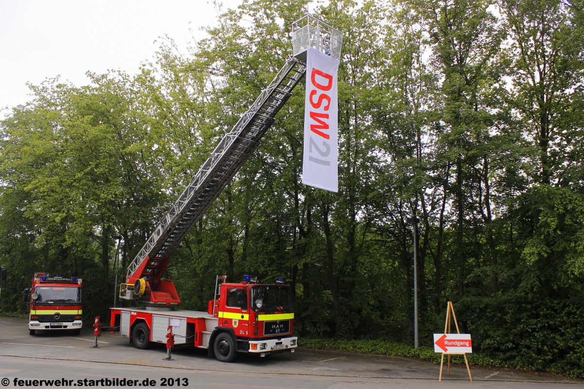 DL-5 der Feuerwehr Dortmund.
Dieses Fahrzeug wurde von der Firma Metz auf einmem MAN Fahrgestell gefertigt.
Aufgenommen am 14.7.2013 in Dortmund
