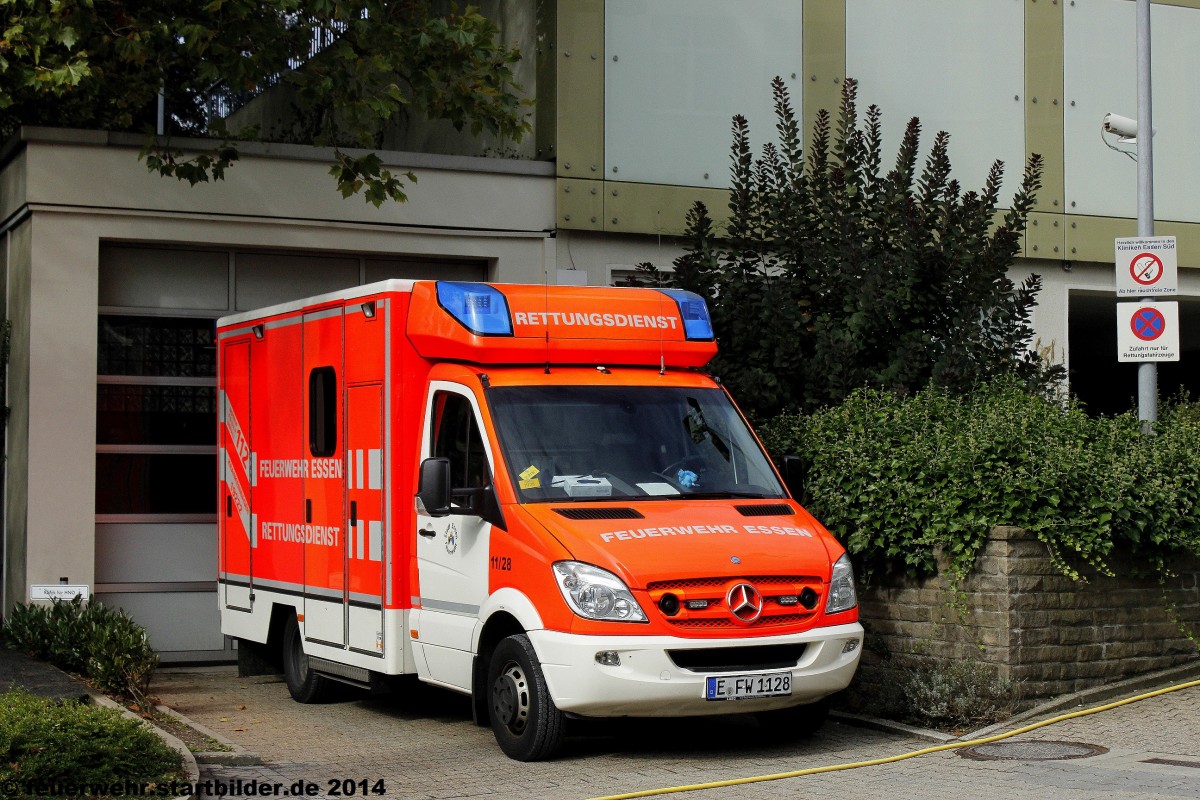 RTW 18-RTW-1 vor seiner Heimat am Krankenhaus in Essen Werden.